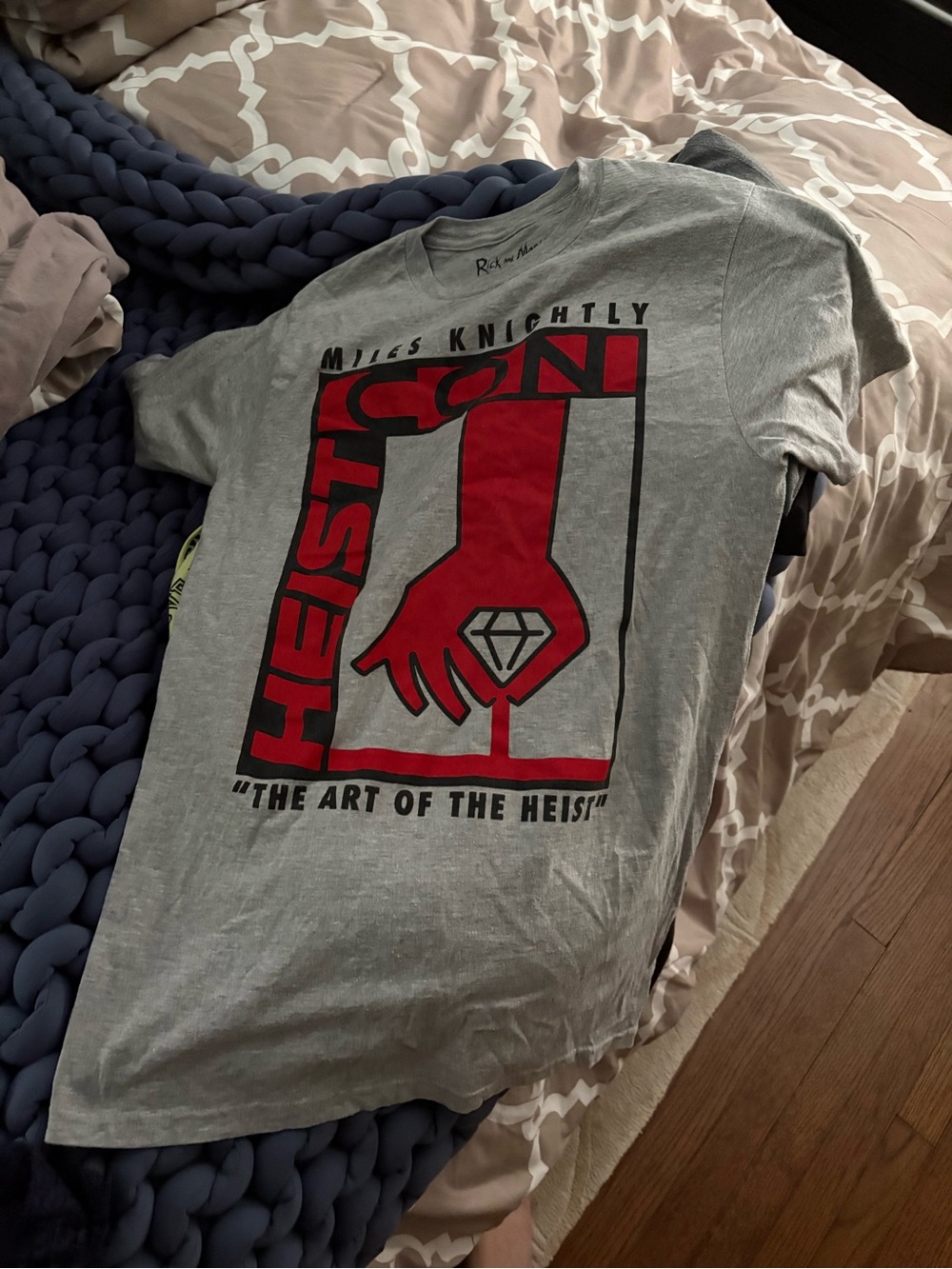 Heist Con 'The Art of the Heist' Graphic Tee - Gray & Red